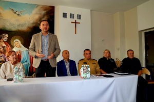 uczestnicy debaty i policjanci