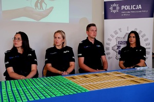 uczestnicy debaty i policjanci