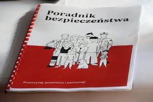 uczestnicy debaty i policjanci