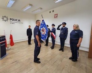 nowo przyjęty policjant z kadrą kierownicza mieleckiej komendy Policji