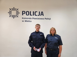nowo przyjęty policjant z kadrą kierownicza mieleckiej komendy Policji