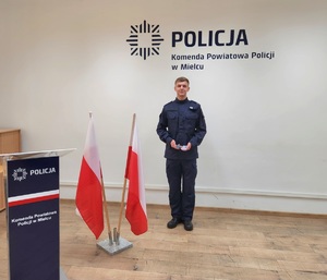 nowo przyjęty policjant z kadrą kierownicza mieleckiej komendy Policji