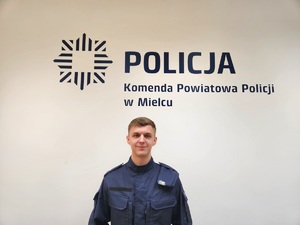nowo przyjęty policjant z kadrą kierownicza mieleckiej komendy Policji