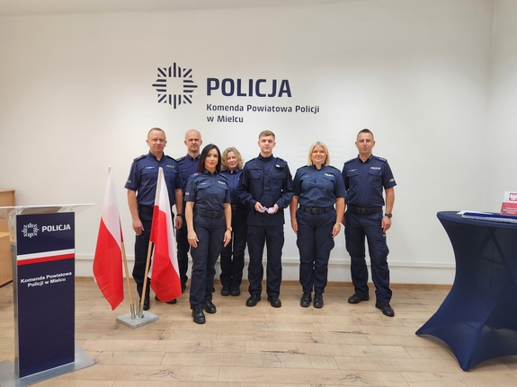 nowo przyjęty policjant z kadrą kierownicza mieleckiej komendy Policji