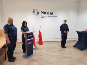 nowo przyjęty policjant z kadrą kierownicza mieleckiej komendy Policji