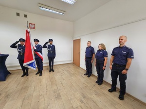 nowo przyjęty policjant z kadrą kierownicza mieleckiej komendy Policji