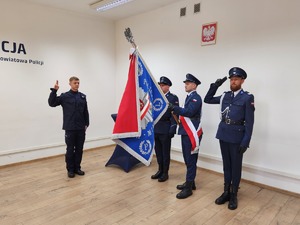 nowo przyjęty policjant z kadrą kierownicza mieleckiej komendy Policji