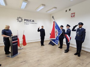 nowo przyjęty policjant z kadrą kierownicza mieleckiej komendy Policji