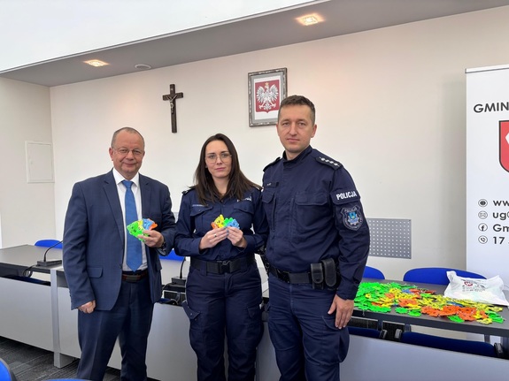 policjanci z wójtem gminy Borowa