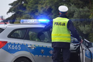 policjant przy radiowozie