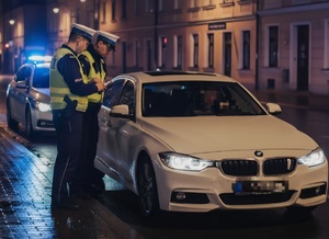 policjanci przy radiowozie