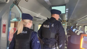 policjanci podczas działań RAW przy przejazdach kolejowych
