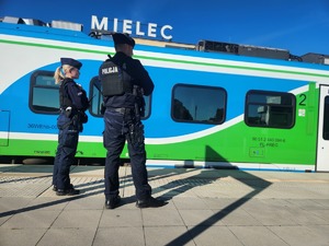 policjanci podczas działań RAW przy przejazdach kolejowych