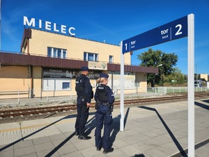 policjanci podczas działań RAW przy przejazdach kolejowych