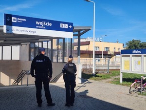 policjanci podczas działań RAW przy przejazdach kolejowych