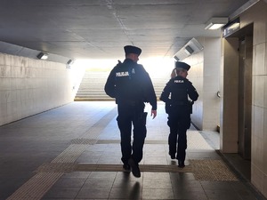 policjanci podczas działań RAW przy przejazdach kolejowych