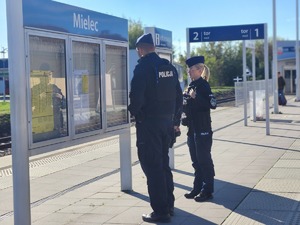 policjanci podczas działań RAW przy przejazdach kolejowych