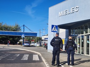 policjanci podczas działań RAW przy przejazdach kolejowych