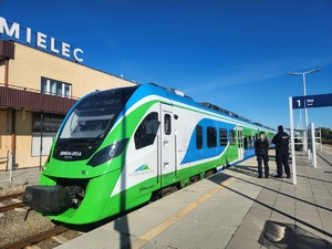 policjanci podczas działań RAW przy przejazdach kolejowych