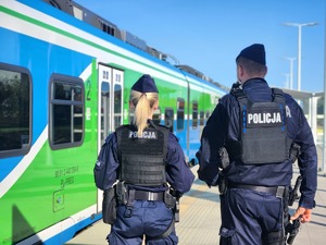 policjanci podczas działań RAW przy przejazdach kolejowych