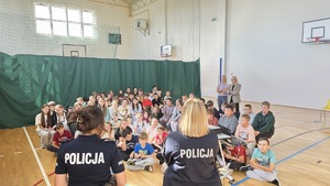 dzieci i policjanci podczas spotkań w ramach &quot;Bezpiecznej drogi do szkoły&quot;