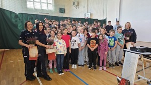 dzieci i policjanci podczas spotkań w ramach &quot;Bezpiecznej drogi do szkoły&quot;