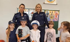 dzieci i policjanci podczas spotkań w ramach &quot;Bezpiecznej drogi do szkoły&quot;