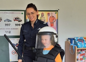 dzieci i policjanci podczas spotkań w ramach &quot;Bezpiecznej drogi do szkoły&quot;