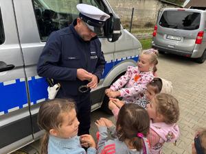 dzieci i policjanci podczas spotkań w ramach &quot;Bezpiecznej drogi do szkoły&quot;