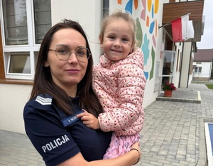 dzieci i policjanci podczas spotkań w ramach &quot;Bezpiecznej drogi do szkoły&quot;