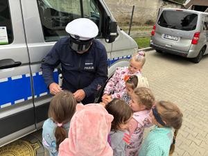 dzieci i policjanci podczas spotkań w ramach &quot;Bezpiecznej drogi do szkoły&quot;