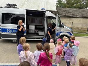 dzieci i policjanci podczas spotkań w ramach &quot;Bezpiecznej drogi do szkoły&quot;
