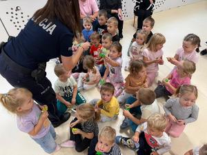 dzieci i policjanci podczas spotkań w ramach &quot;Bezpiecznej drogi do szkoły&quot;