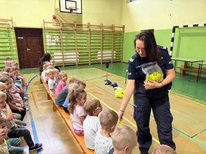 dzieci i policjanci podczas spotkań w ramach &quot;Bezpiecznej drogi do szkoły&quot;