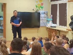 dzieci i policjanci podczas spotkań w ramach &quot;Bezpiecznej drogi do szkoły&quot;