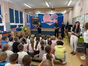 dzieci i policjanci podczas spotkań w ramach &quot;Bezpiecznej drogi do szkoły&quot;
