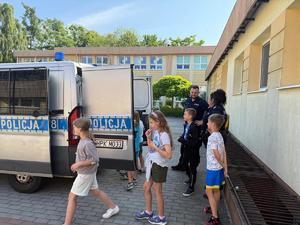 dzieci i policjanci podczas spotkań w ramach &quot;Bezpiecznej drogi do szkoły&quot;