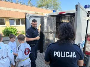 dzieci i policjanci podczas spotkań w ramach &quot;Bezpiecznej drogi do szkoły&quot;