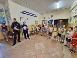 dzieci i policjanci podczas spotkań w ramach &quot;Bezpiecznej drogi do szkoły&quot;
