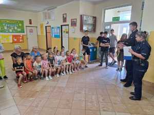 dzieci i policjanci podczas spotkań w ramach &quot;Bezpiecznej drogi do szkoły&quot;