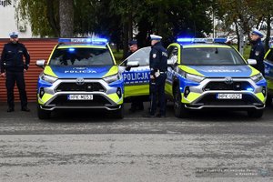 mieleccy policjanci  z komendantem wojewódzkim przy radiowozie policyjnym