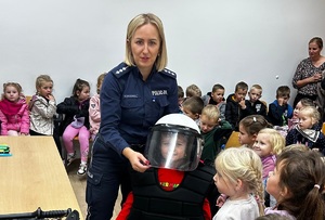 dzieci w KPP z policjantami