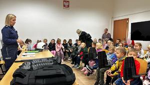 dzieci w KPP z policjantami