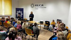 dzieci w KPP z policjantami