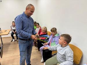 dzieci w KPP z policjantami