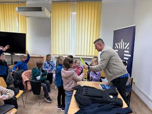 dzieci w KPP z policjantami