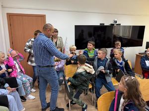 dzieci w KPP z policjantami