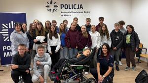 uczniowie w KPP z policjantami