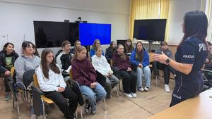 uczniowie w KPP z policjantami