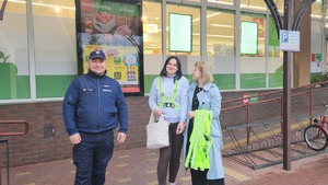 mieszkańcy gminy Wadowice Górne z policjantami podczas działań